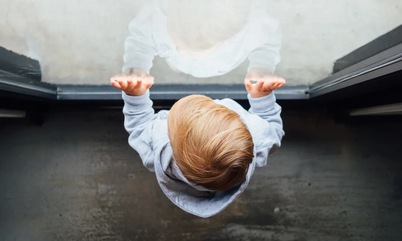 Un dels altres canvis és que els i les menors de 14 anys només hauran de declarar una vegada i ho faran acompanyats d’experts/es. Font: Unsplash.