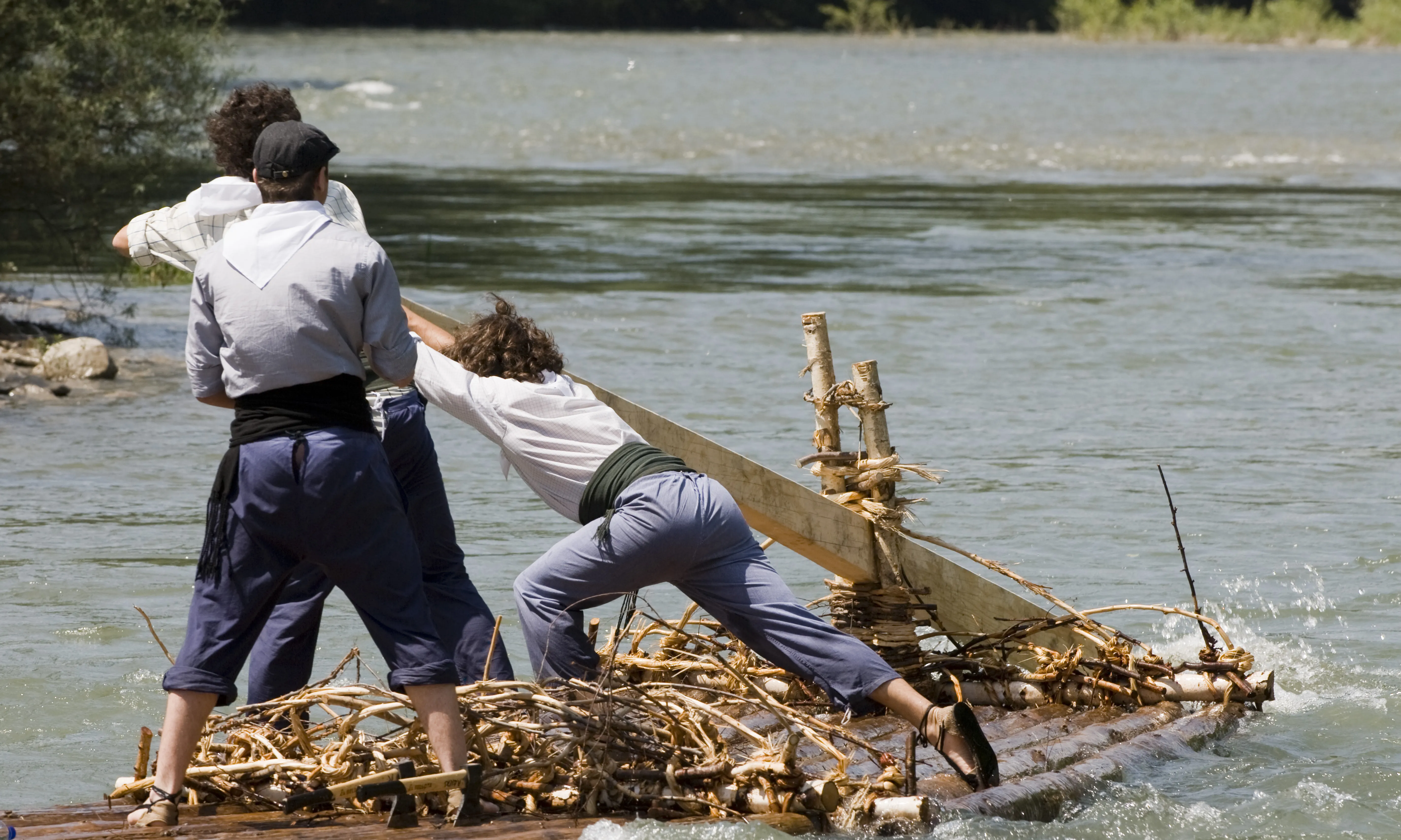 Imatge de raiers en ple transport fluvial de la fusta.