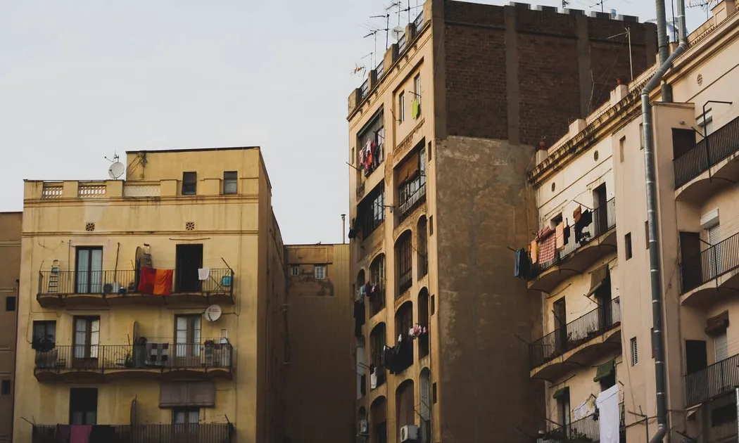 La nova llei pretén cobrir al 70% de les persones llogateres de Catalunya i al cap d’un any, els òrgans competents per cada municipi hauran d’aprovar la continuïtat de la regulació. Font: Unsplash.