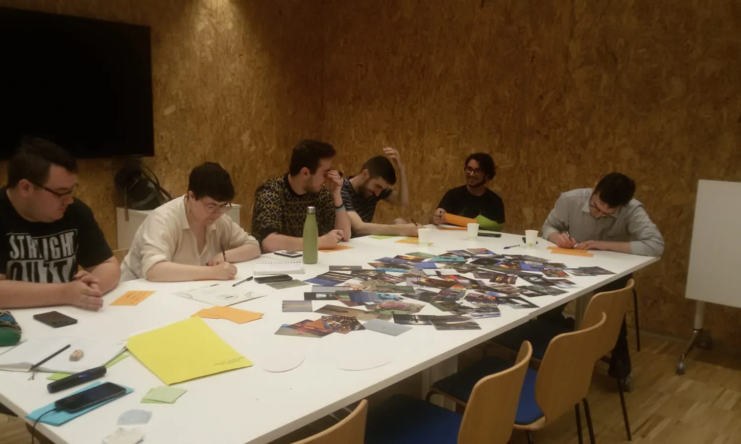 Joves al voltant d'una taula duent a terme una sessió formativa