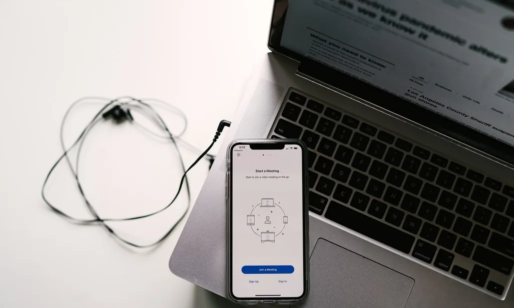 El decret permet realitzar videoconferències o sistemes similars amb l’objectiu de desenvolupar una interacció visual, auditiva i verbal entre els obligats tributaris i l'òrgan actuant. Font: Unsplash.