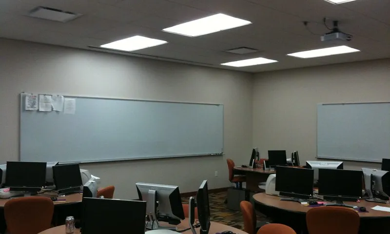 Fotografia d'una aula informàtica. Imatge de sgtgary. Llicència d'ús CC BY-ND 2.0