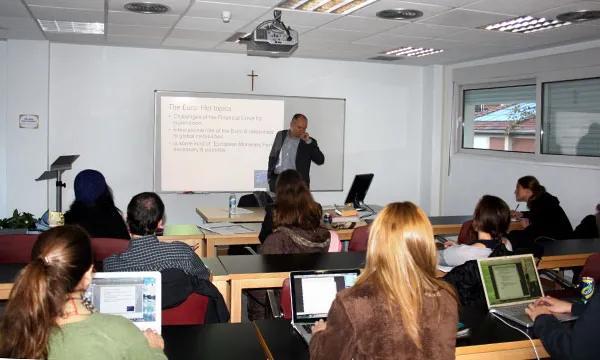 Fotografia d'una aula amb ordinadors. Imatge de Saint Louis University. Llicència d'ús CC BY-ND 2.0