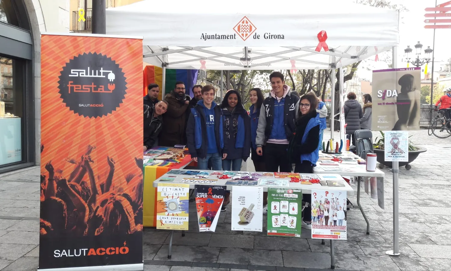 Voluntaris joves a la paradeta informativa de l'ACAS