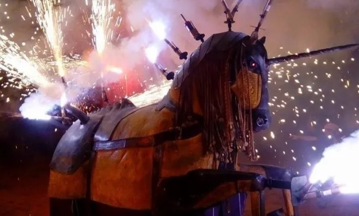 Van impulsar la Comissió la Colla Drac de Gracia, la Colla Drac, Diables i Gegants de la Sagrera, i la Colla del Drac del Poblenou, juntament amb l'Agrupació.
