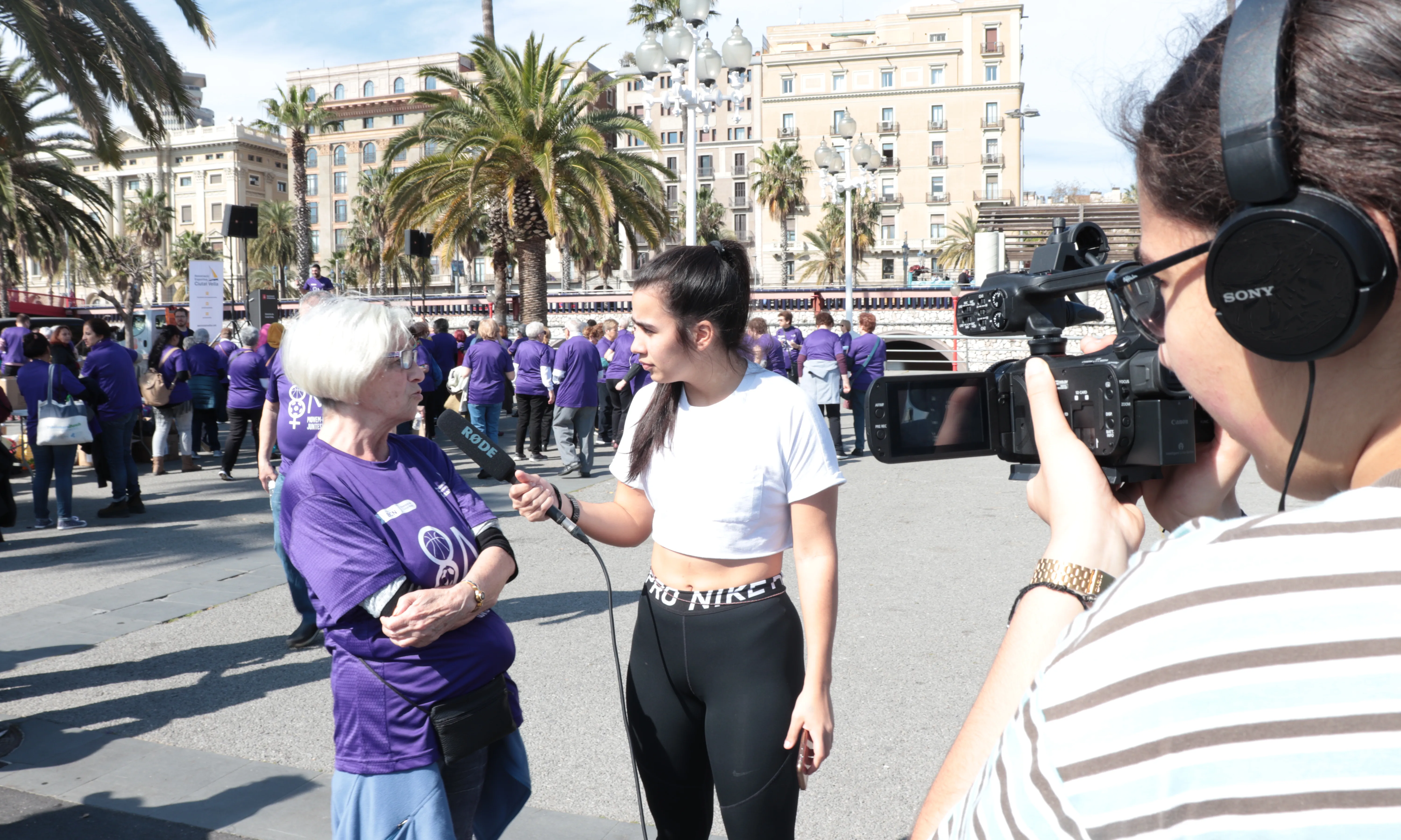 Dues participants del projecte MediaSport Jove entrevistant una dona gran