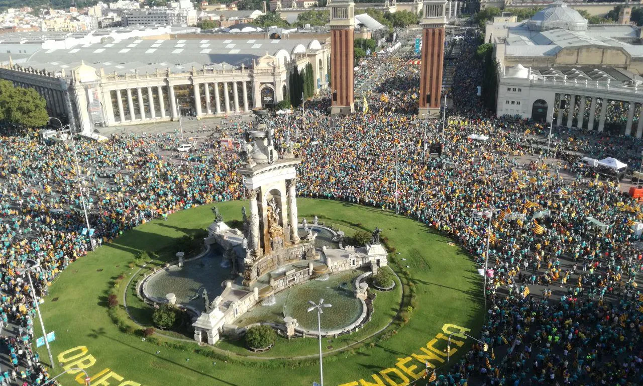 Les mobilitzacions descentralitzades evitaran veure imatges multitudinàries com aquesta de la Diada 2019.