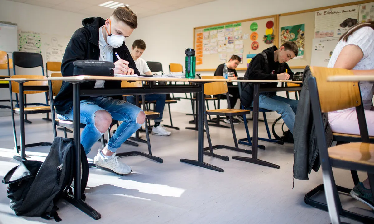 Estudiants de Catalunya veuen amb escepticisme la tornada a les aules.