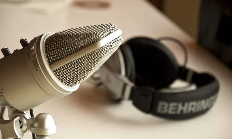 Fotografia d'un equip per fer podcast. Imatge de Patrick Breitenbach. Llicència d'ús CC BY 2.0