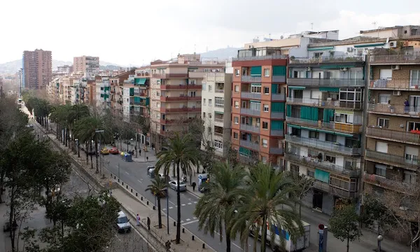 La Vía Júlia és un dels eixos comercials del barri