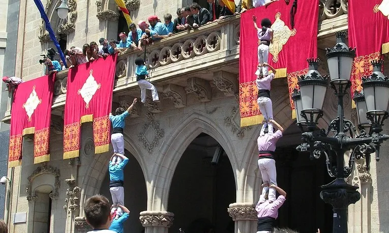Fotografia de dos pilars dels Castellers de Terrassa i dels Minyons de Terrassa. Imatge de redoxkun. Llicència d'ús CC BY-NC-SA 2.0