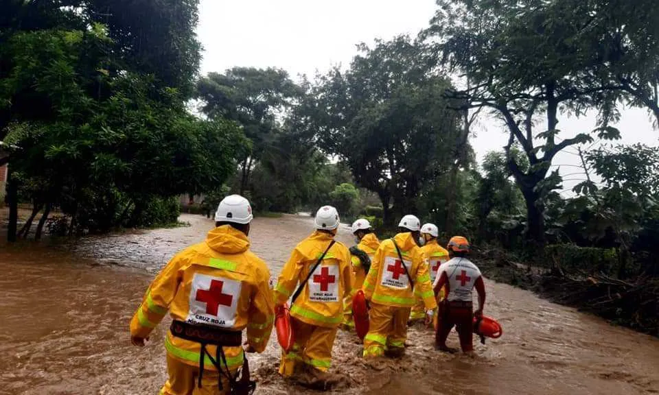 Els equips de la Creu Roja ja s'han desplaçat per col·laborar amb tasques de rescat i ajuda.