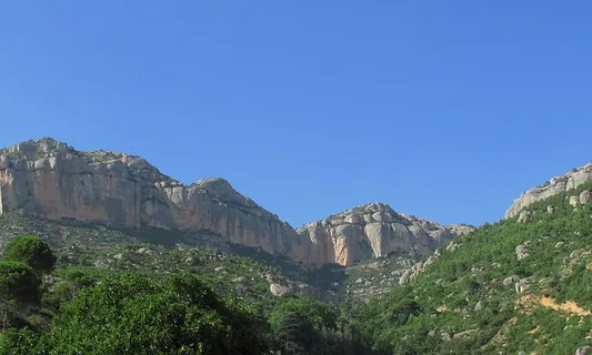 Fotografia panoràmica de la Serra del Montsant. Imatge de Jofre Ferrer. Llicència d'ús CC BY-NC-ND 2.0