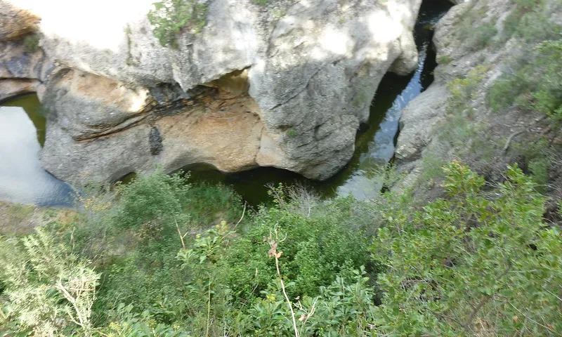 Fotografia d'una zona rocosa amb aigua del Montsant. Imatge de vor0nwe. Llicència d'ús CC BY-SA 2.0