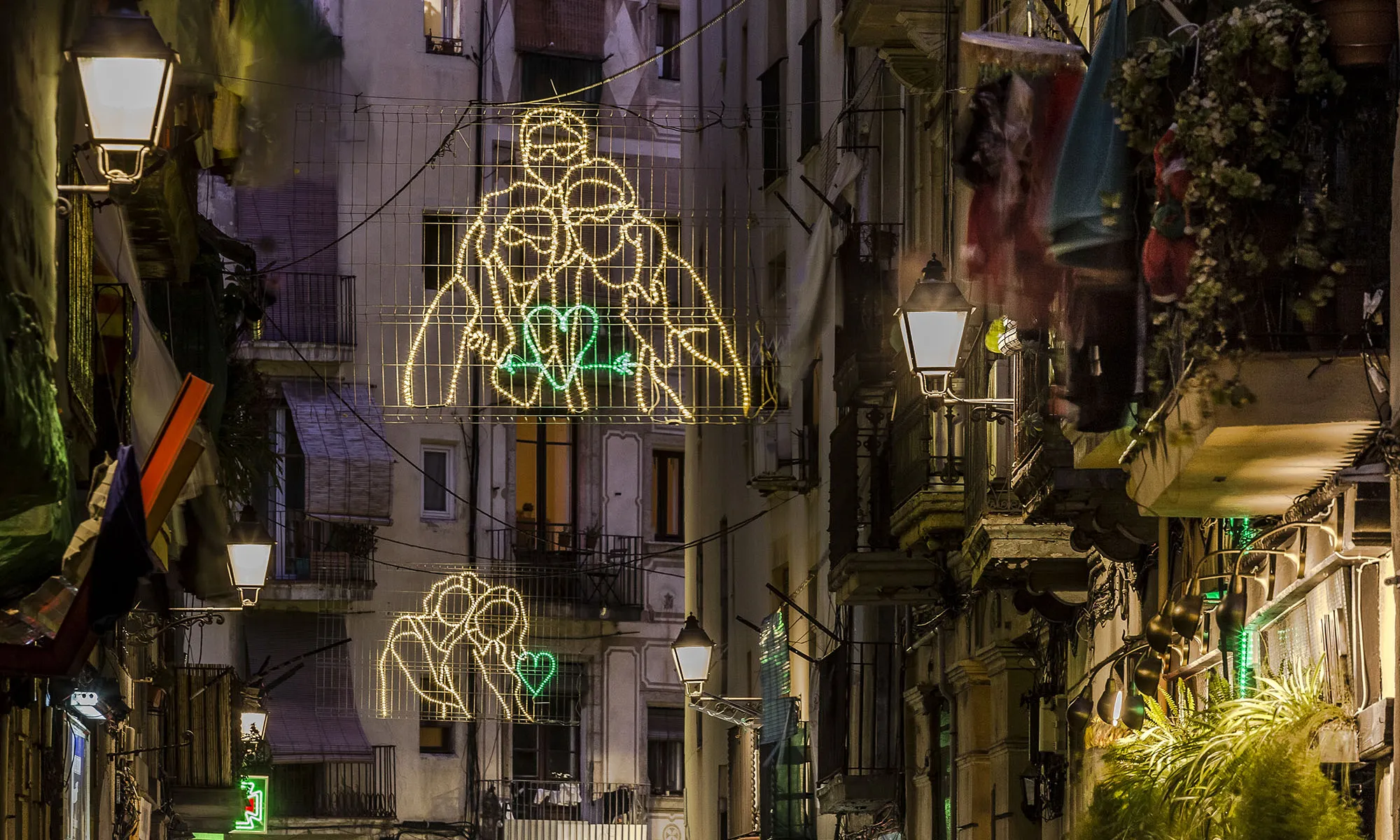 Un any més, el projecte #RavalKm0 omple d'abraçades el barri.