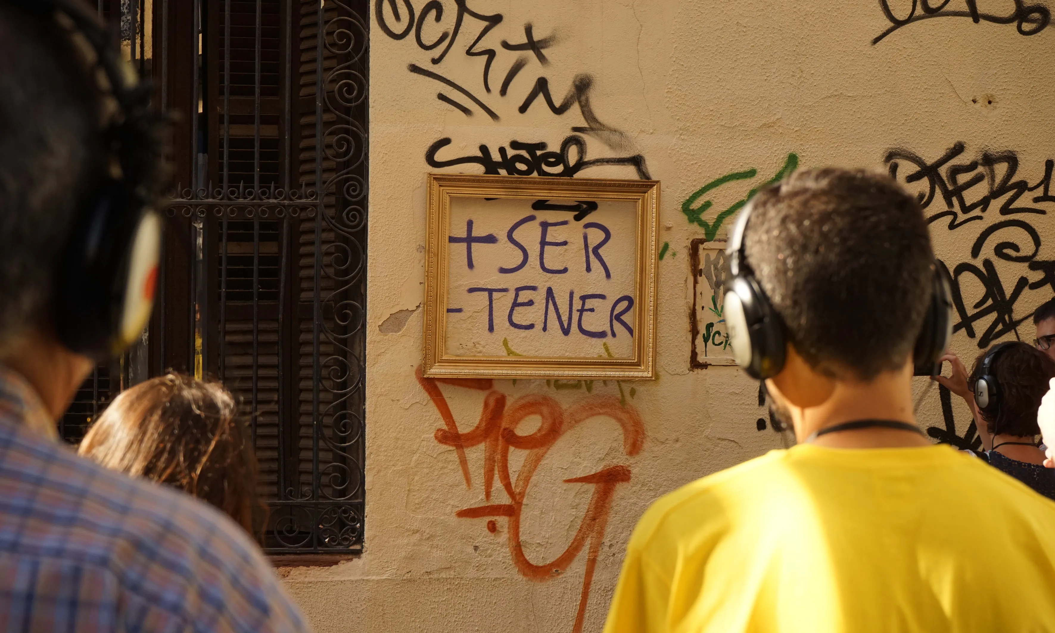 El projecte compta amb la participació d'Anna Maria Llobet, Fran Mora i Stephan Tubbeckx, tres persones que viuen o han viscut als carrers de Barcelona.