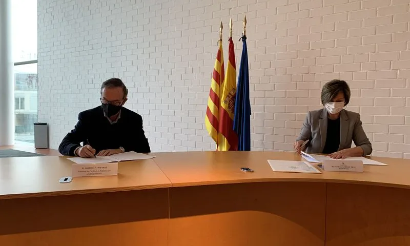 El president de l’Institut de Robòtica per la Dependència, Julio Molinario i l’alcaldessa de Sant Pere de Ribes, Abigail Garrido durant l’acte de signatura del conveni.