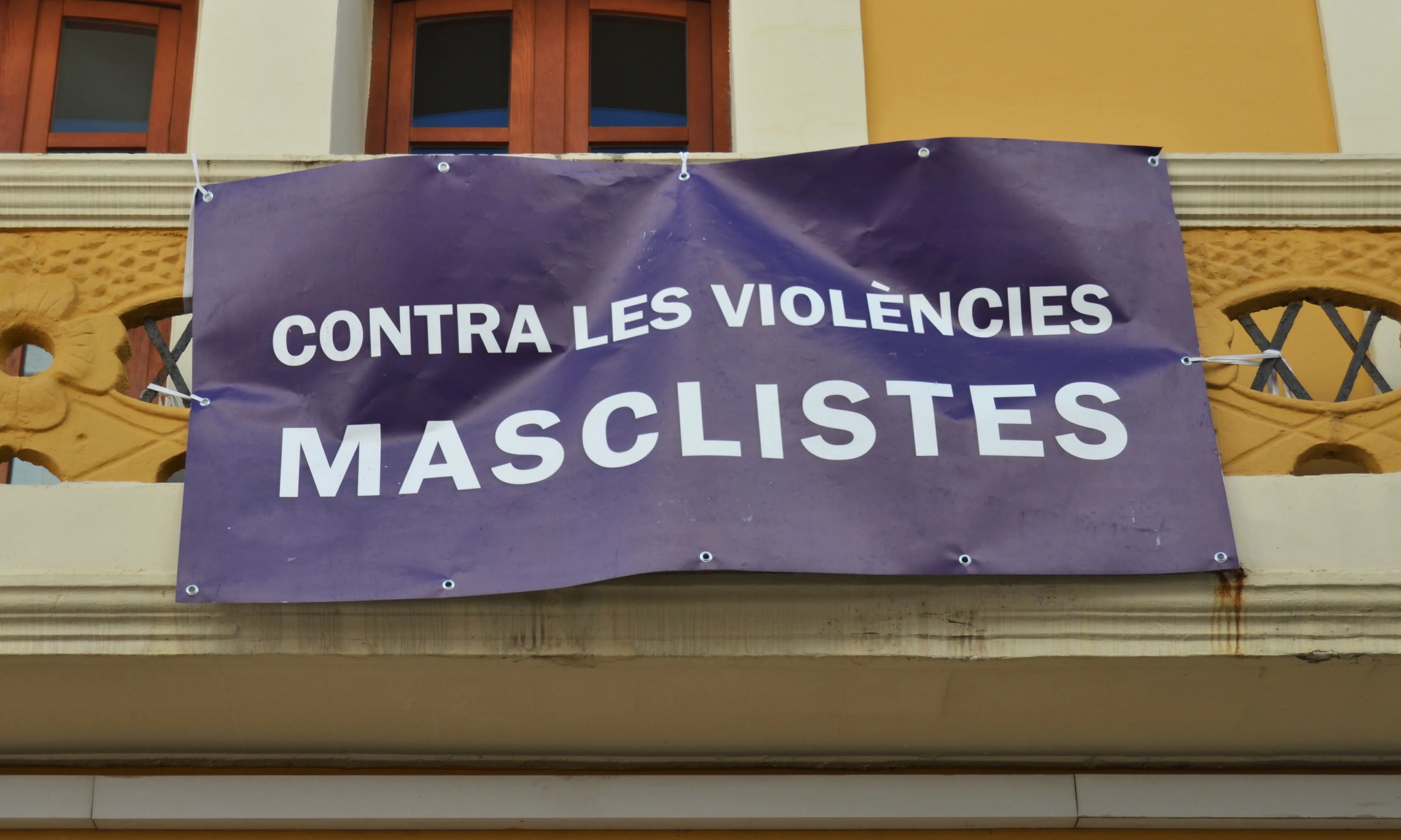 Pancarta contra les violències masclistes