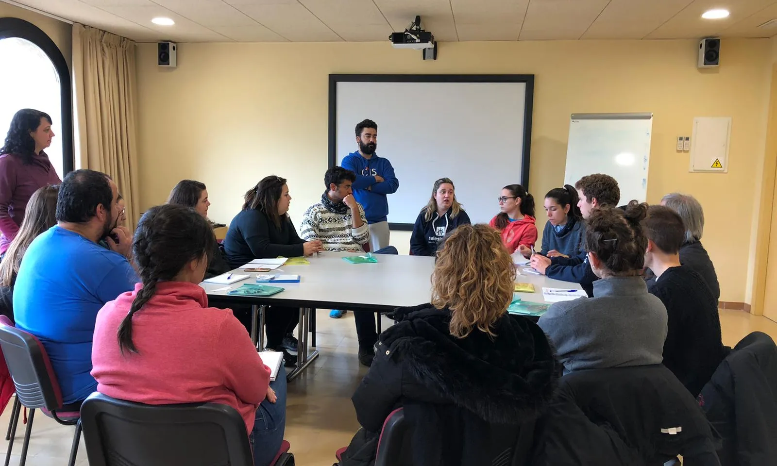 Una de les sessions de formació per al voluntariat internacional de Vols-Bosco Global.