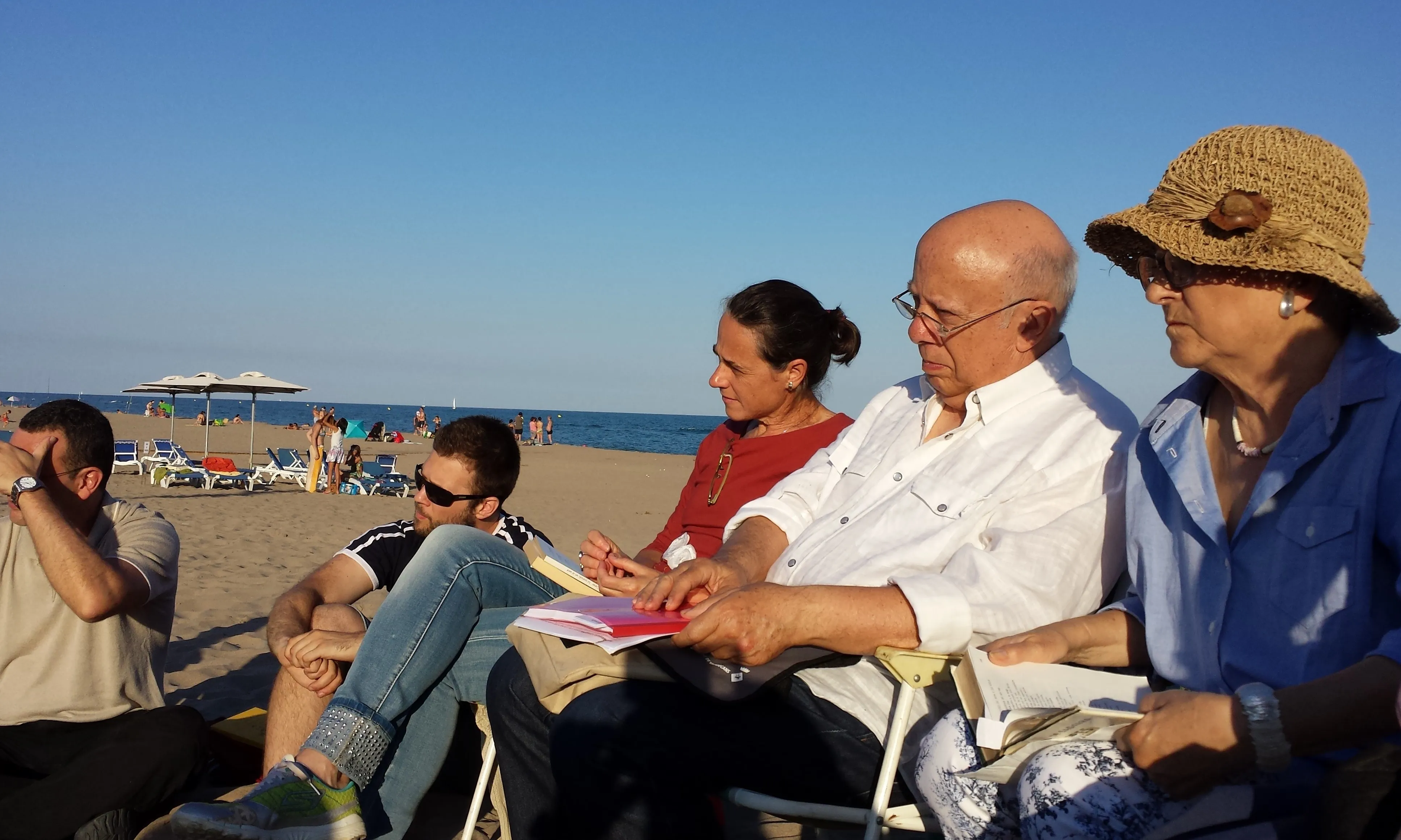 El Grup d'Amics de la Poesia de la llibreria Els Nou Rals en una trobada a la platja