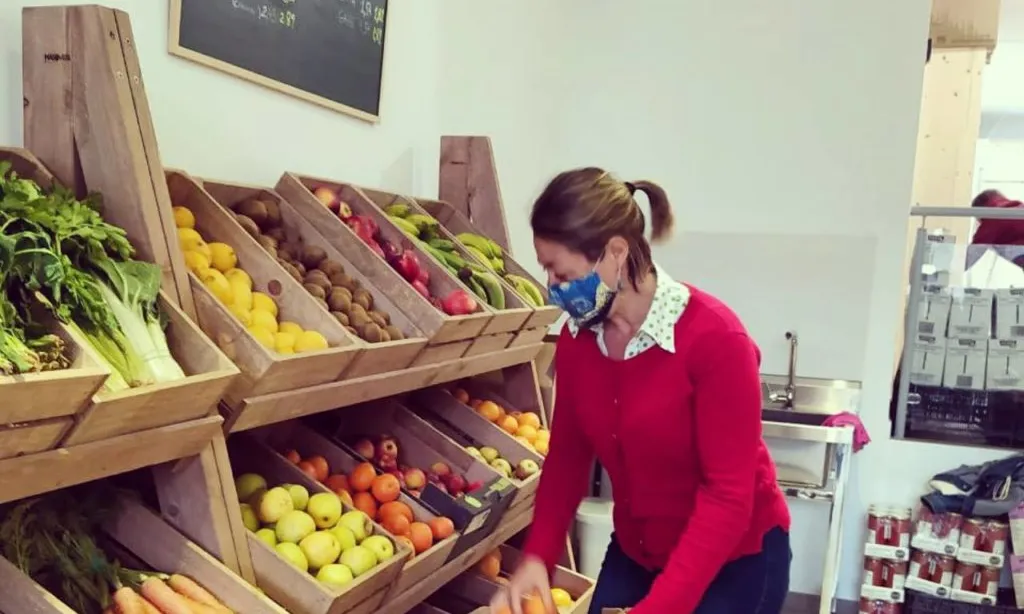 Una sòcia de La Feixa treballant al supermercat