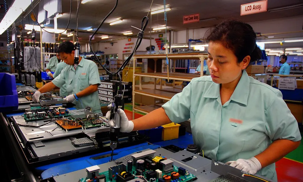 Línia de producció electrònica, d'ILO a Asia i el Pacífic (CC BY-NC-ND 2.0) 