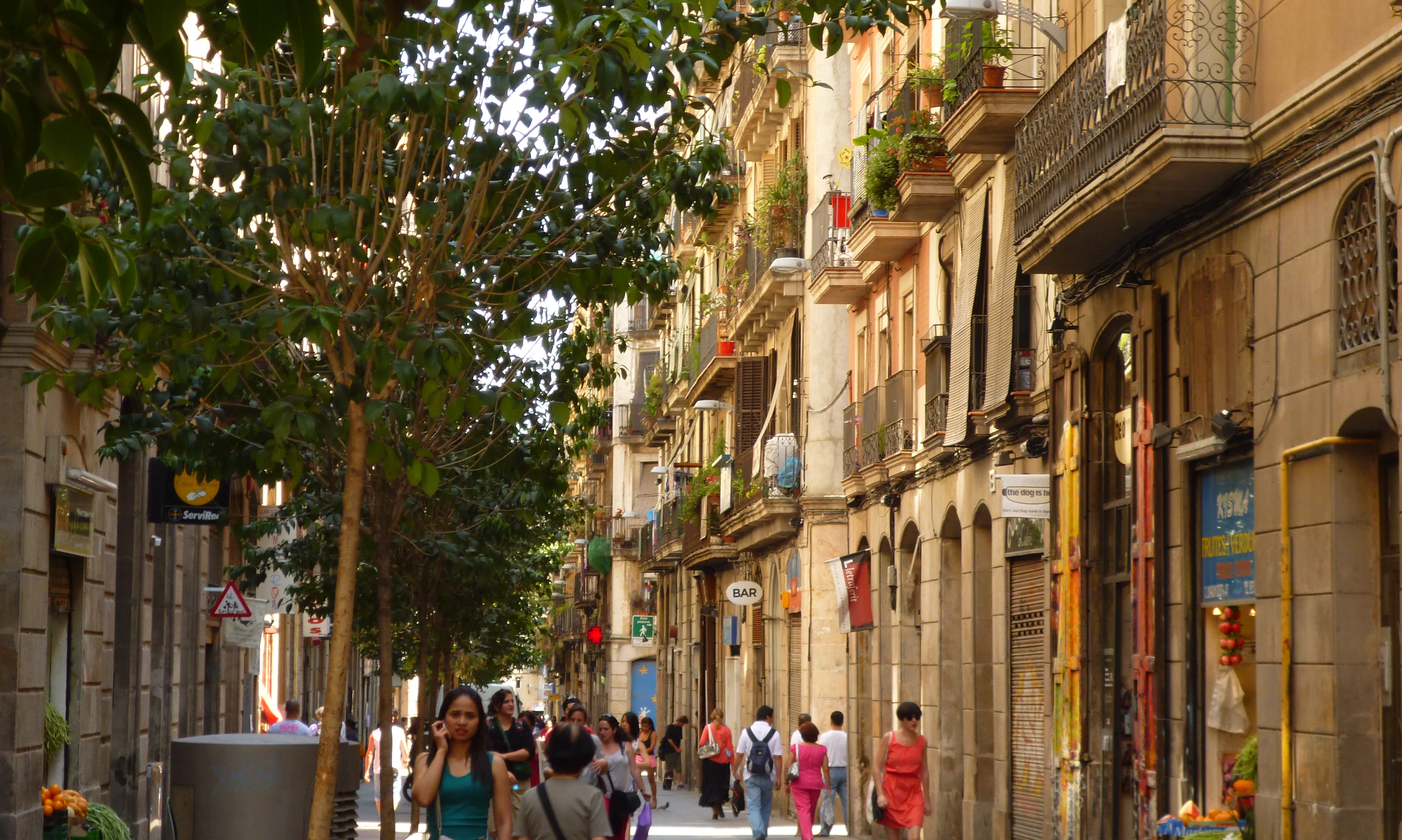 Ambient al carrer Joaquim Costa del barri del Raval de Barcelona.