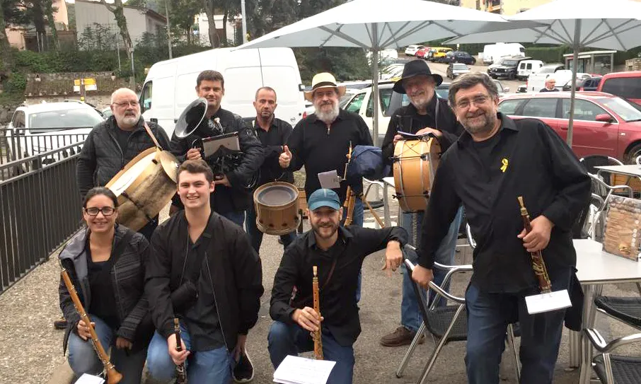L'Associació va sorgir a partir del grup de música popular i tradicional Mini-Stress.