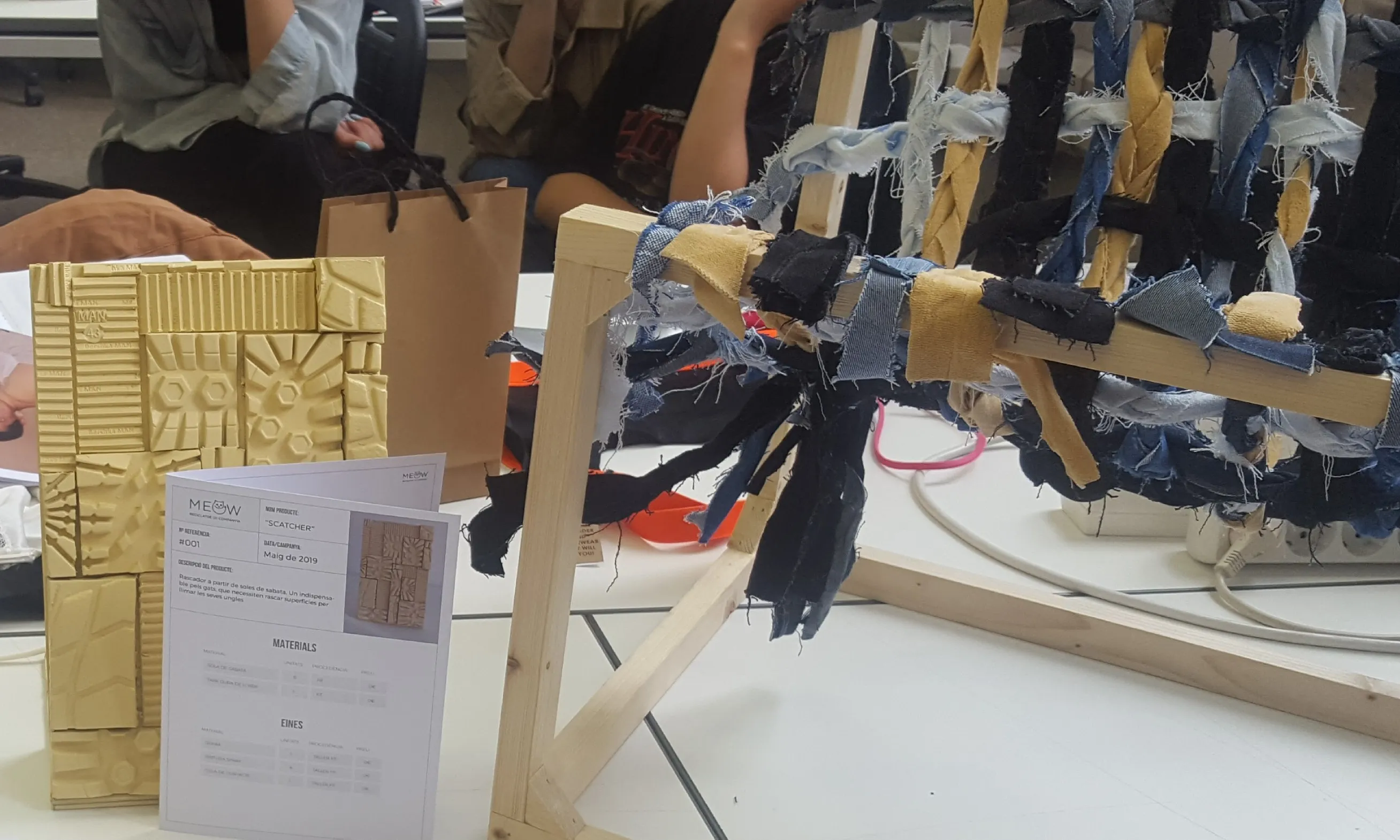 Un rascador de gats, un dels productes resultants de la tasca duta a terme al projecte 'Parelles Creatives - Trastos vells'.