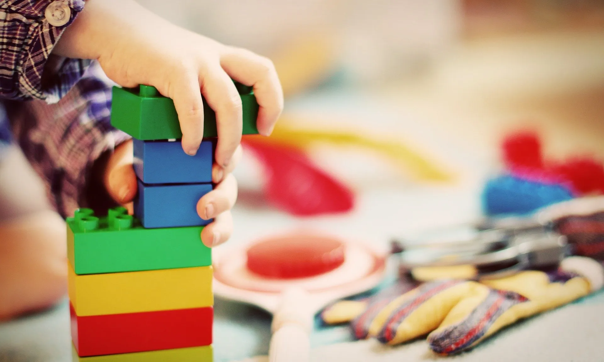 Cinc entitats de familiars de persones amb autisme fan un crida per cercar persones voluntàries.