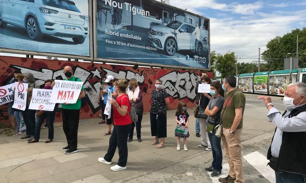 L'Ajuntament de Sant Adrià tanca la platja per contaminació.