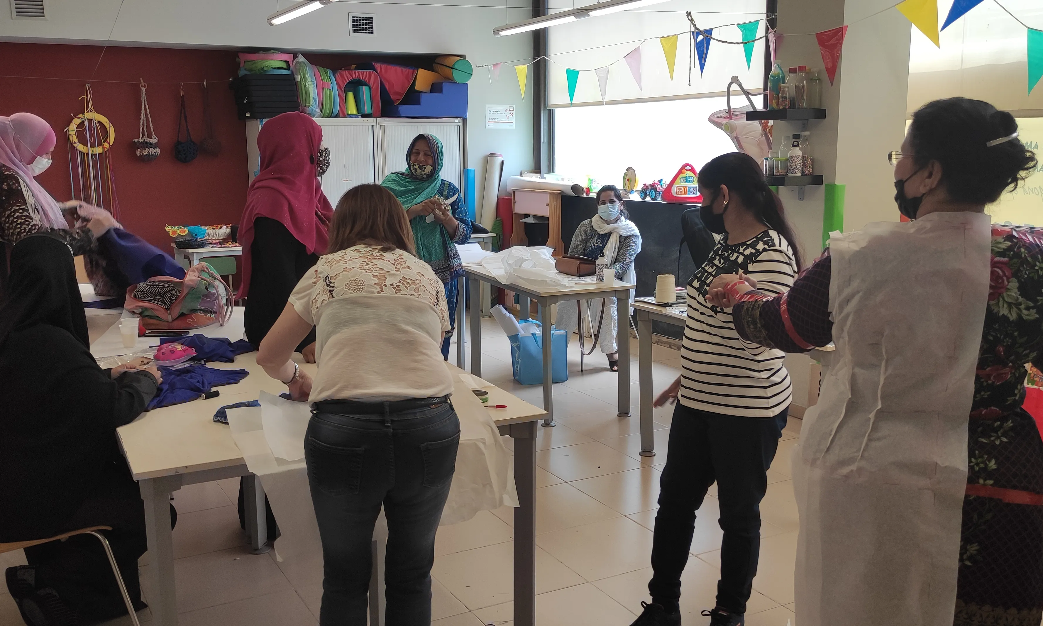 El grup de dones ha fet diversos tallers per aprendre a cosir amb diferents tècniques.