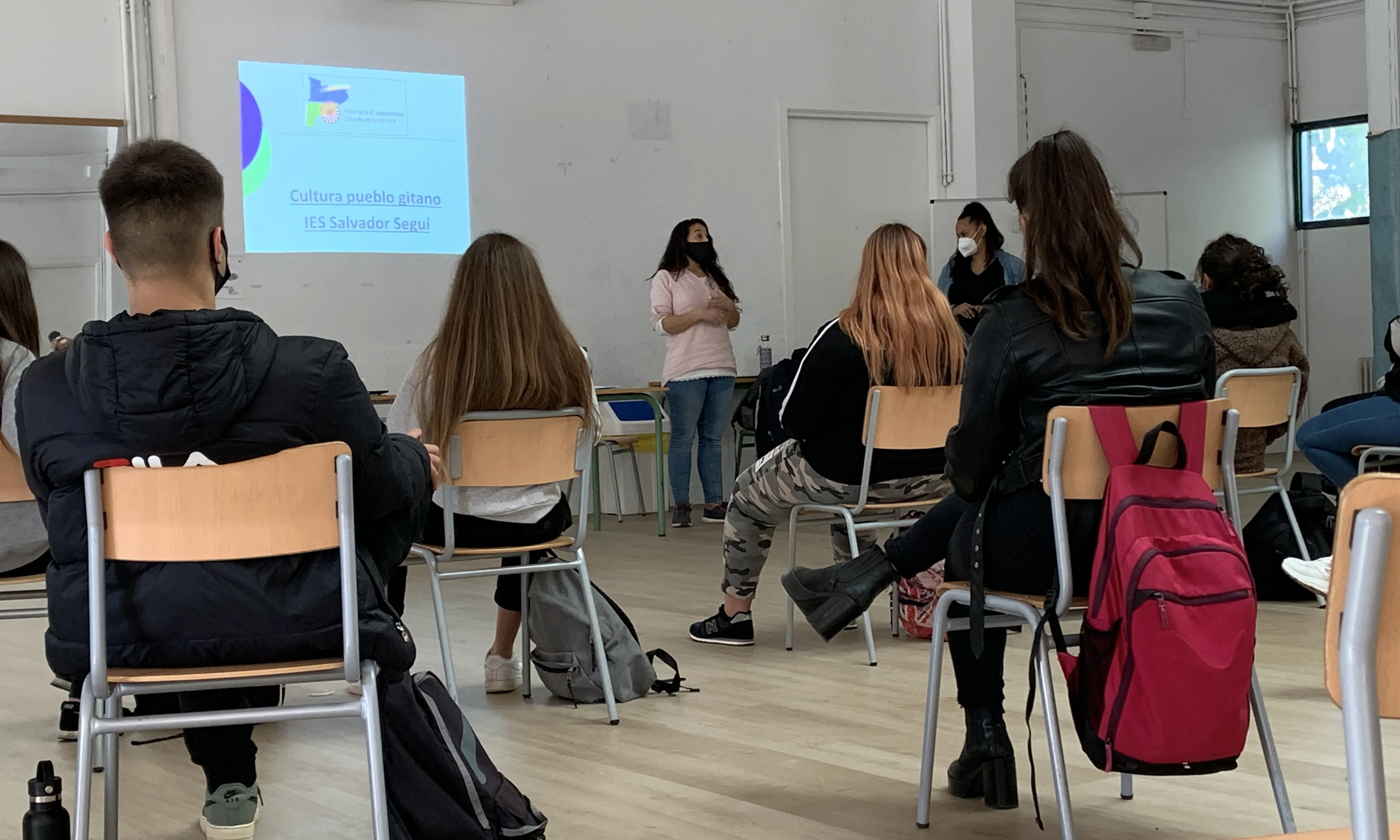 Hi haurà xerrades sobre feminisme romaní i la dona gitana, la història del poble gitano i el porrajmos, l’holocaust gitano.