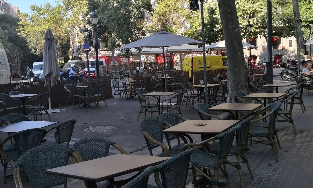 La campanya ‘L’espai públic és públic!’ denuncia “l’expansió sense control de moltes terrasses”.