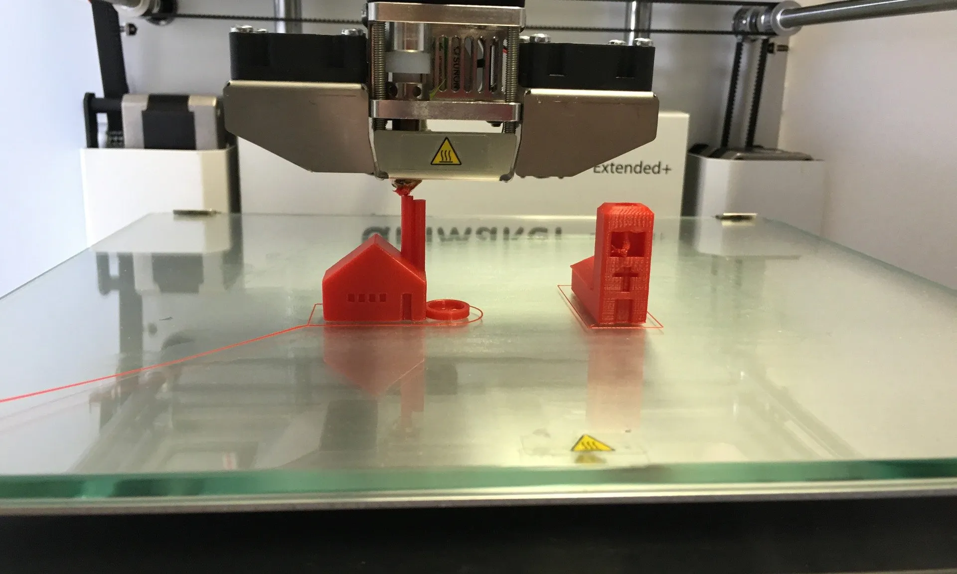 Una impresora 3D creant una figura.