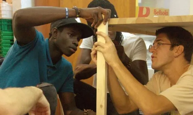 BarcelonaActua cerca persones voluntàries per ser referents de les ateses, acompanyar-les i oferir-los un espai on expressar-se, ser escoltades i orientar-se millor.