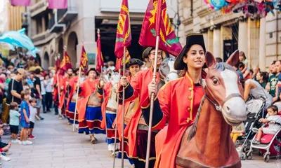 La Passada de lluïment del seguici es durà a terme a la plaça de Sant Joan el matí de Sant Miquel.
