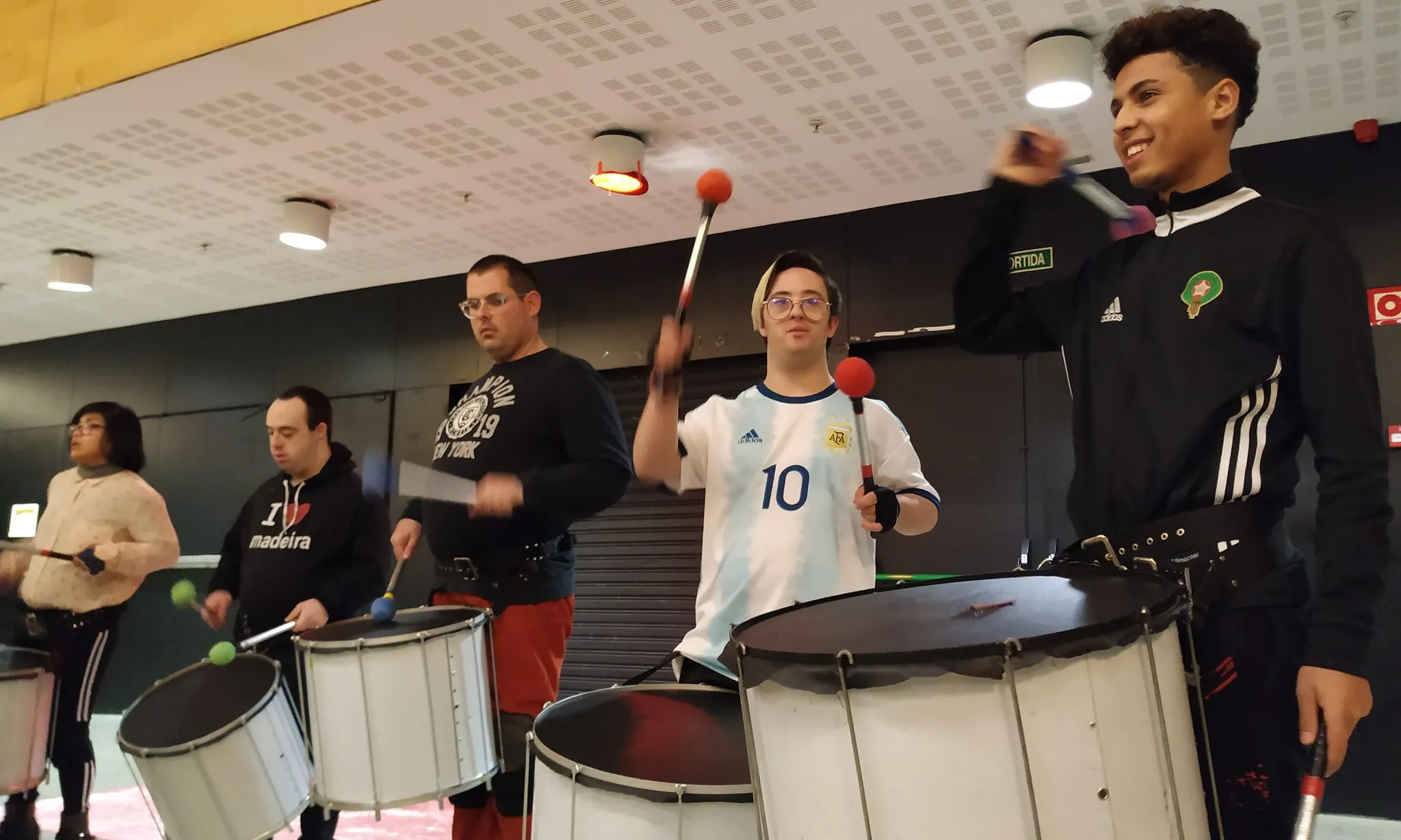 Reperkutim utilitzava la percussió afrobrasilera com a eina facilitadora i d’acompanyament per a treballar la gestió de la diversitat i la transformació personal i social.