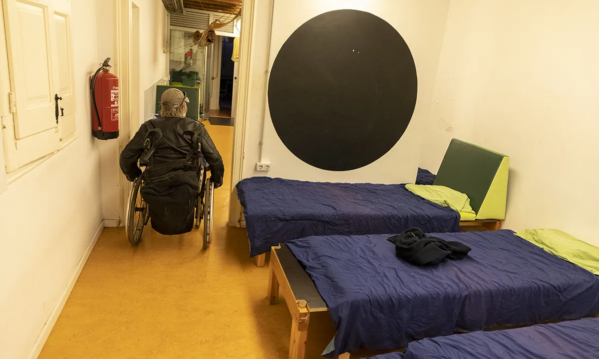 El Pis Zero és un recurs nocturn de baixa exigència per a deu persones situat al barri del Raval de Barcelona.