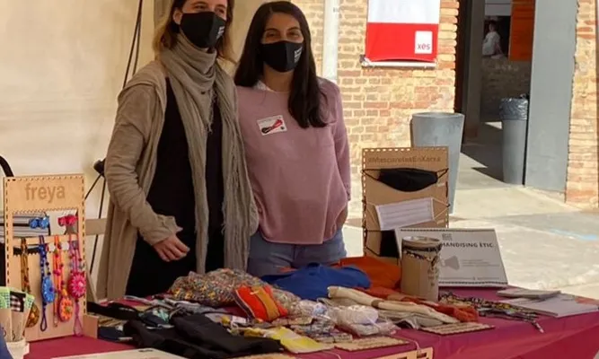 La Cynthia i la Noelia a la parada de la Xarxa de Dones Cosidores a la FESC.