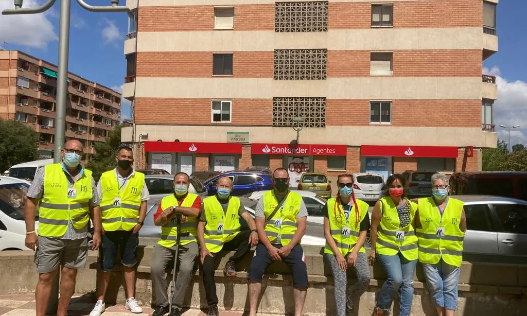 Grups de voluntaris vigilen els caixers per donar seguretat a la gent gran.