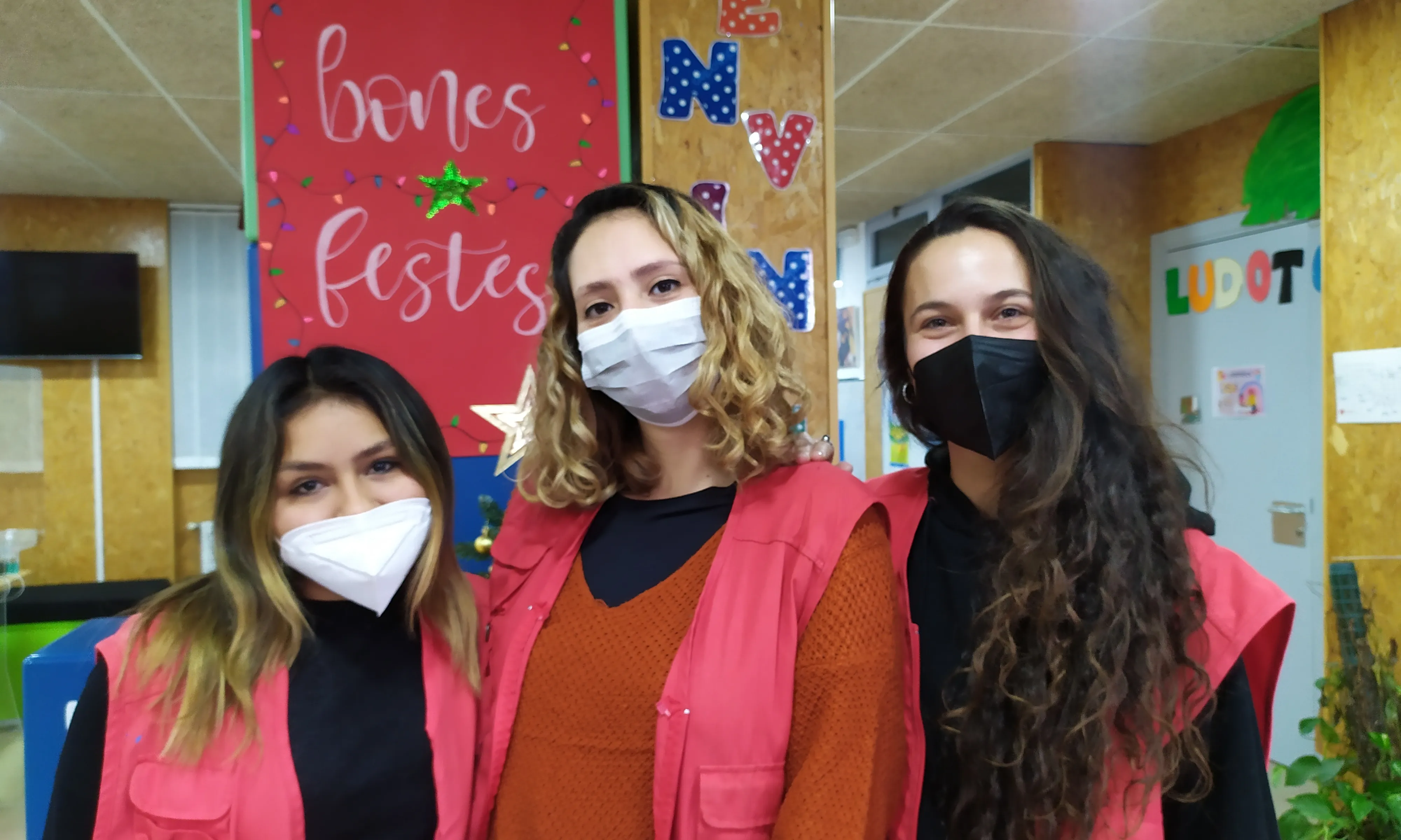 D'esquerra a dreta, Shirley Cuyuche, Ana Sánchez i Laura Silva, coordinadores del projecte de voluntariat de l'Esplai La Florida.