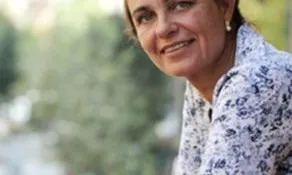 Lourdes Arqués Huguet, presidenta d’AIS Ajuda, va fundar l'associació després de quinze anys de realitzar accions de voluntariat en diferents entitats.