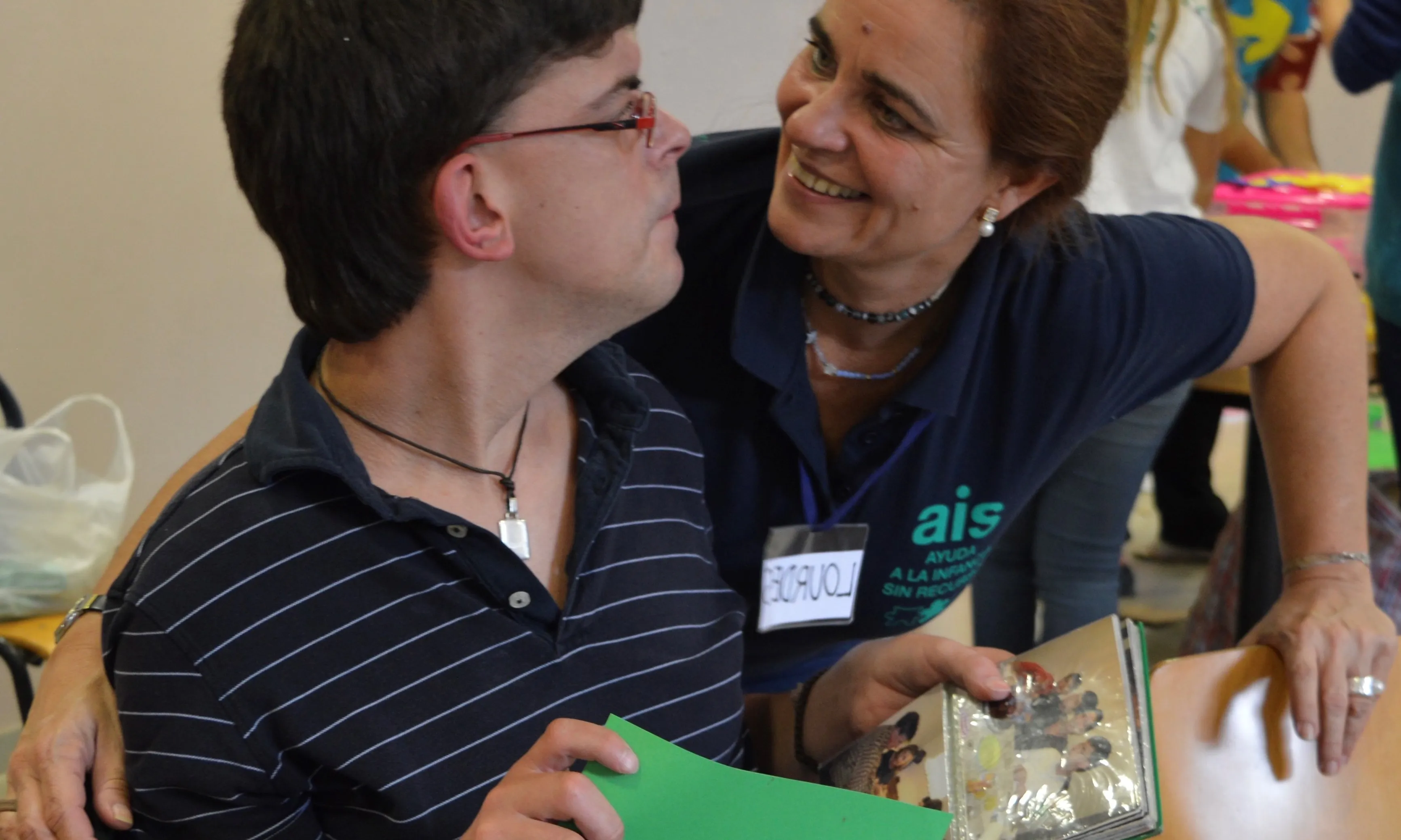 AIS Ajuda té més de cinc-cents persones voluntàries implicades en els seus programes. Font: AIS Ajuda