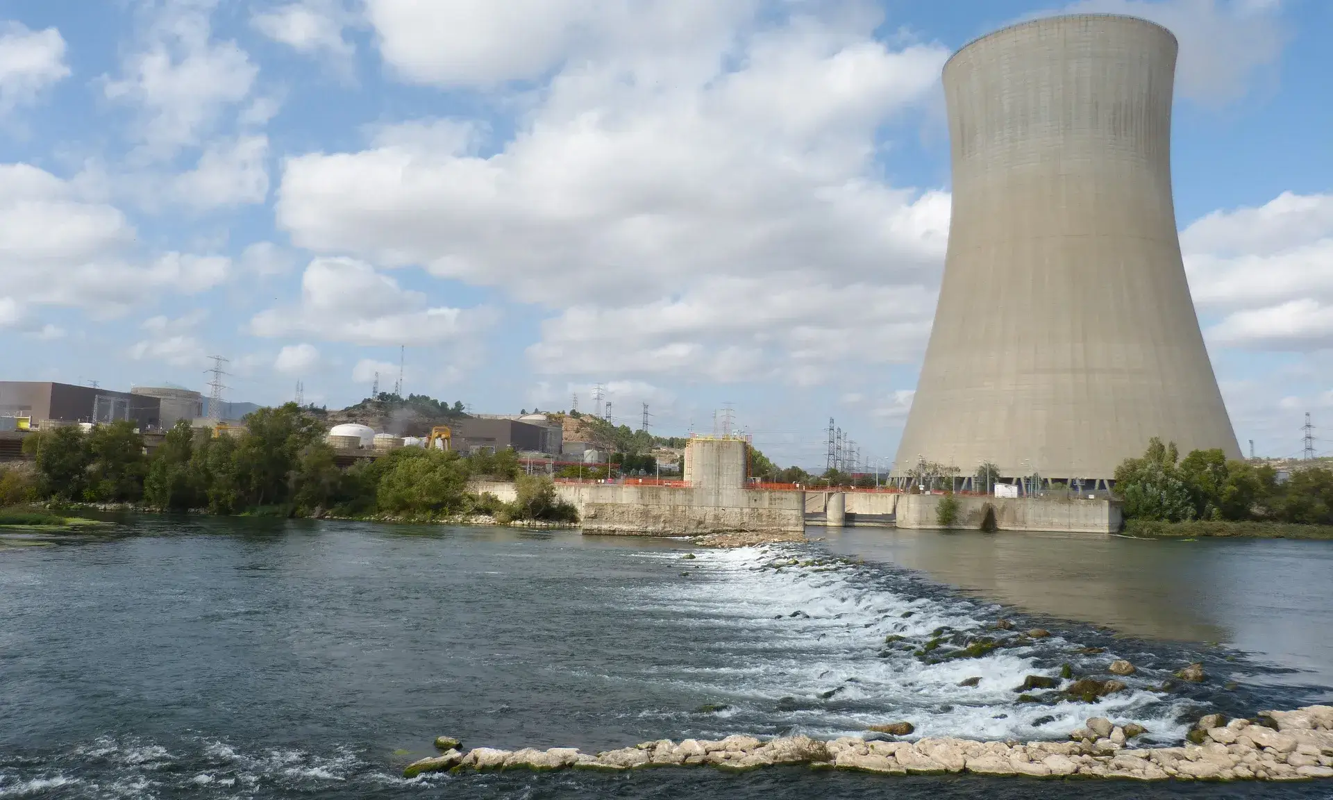 Central nuclear situada a Ascó, a la Ribera d'Ebre. Central nuclear situada a Ascó, a la Ribera d'Ebre.