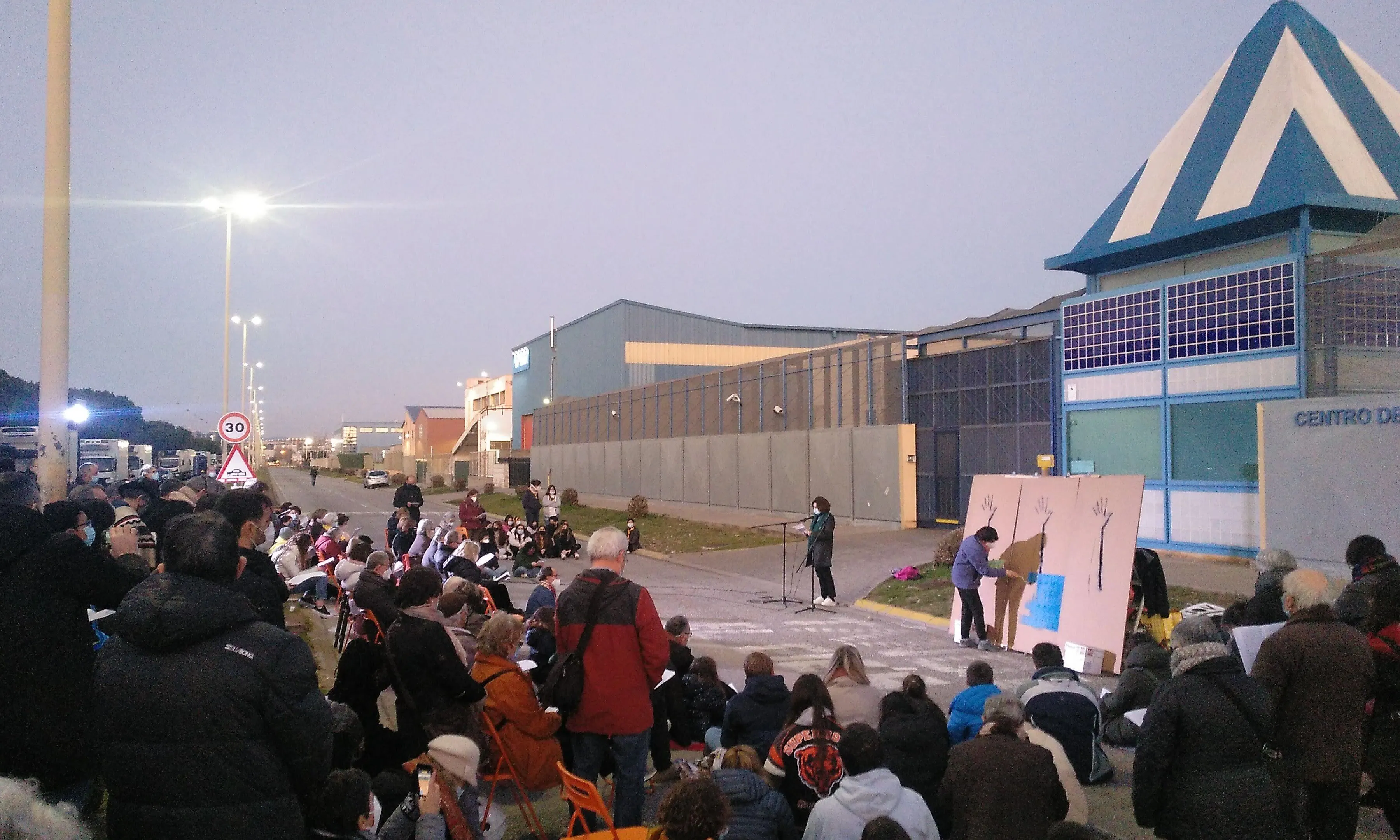 Més de 200 persones es van concentrar dissabte passat davant del CIE de la Zona Franca per demanar-ne el tancament.