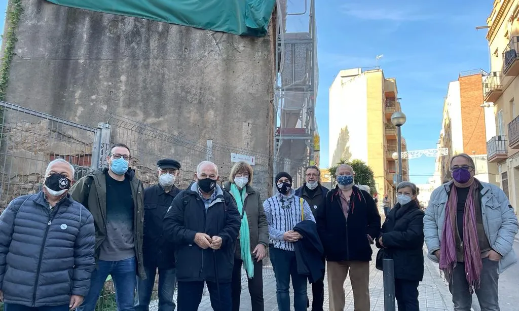 Imatge de grup de la plataforma. A la dreta, el César Ornat.
