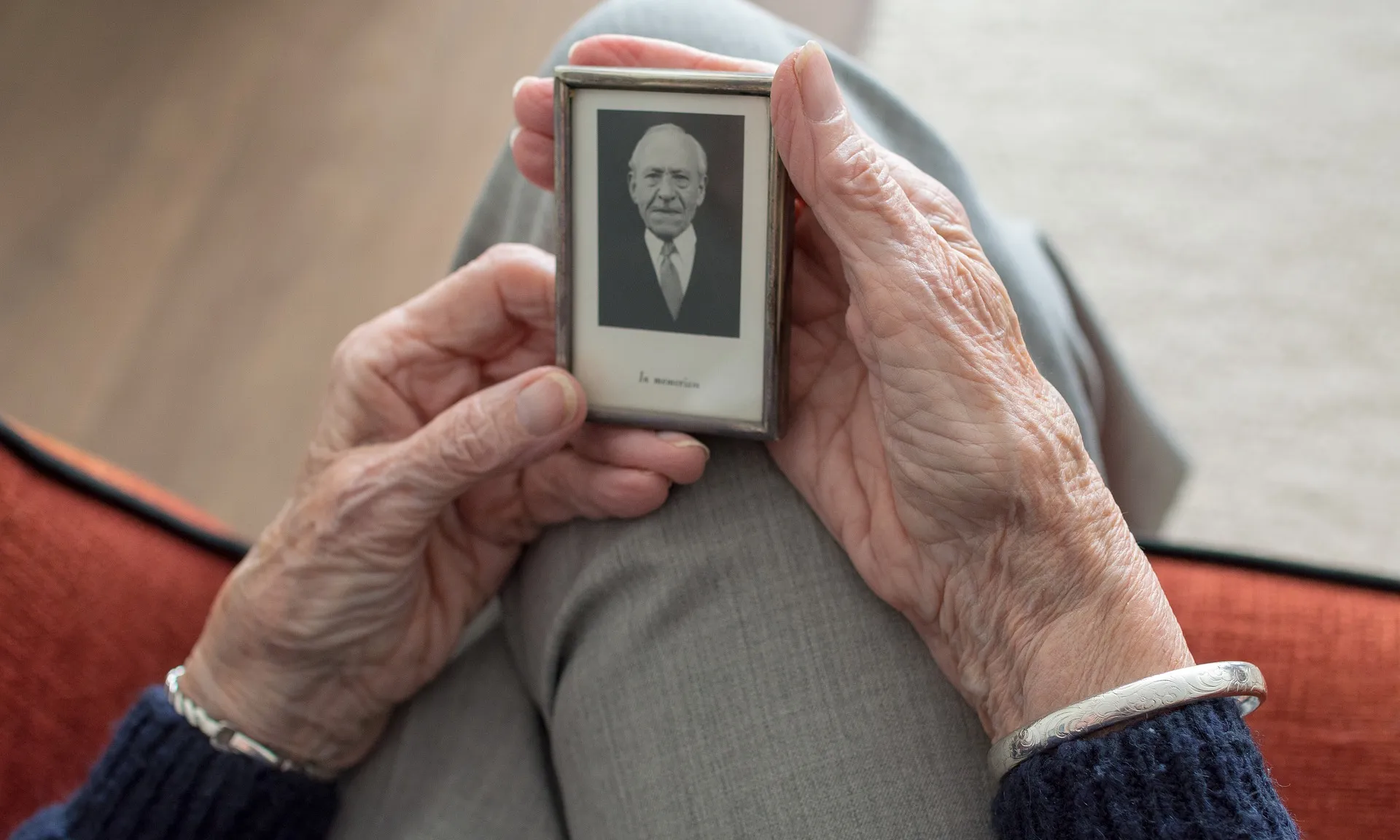 Sinera es va constituir el novembre del 1994 sota l'impuls de la Confederació d'Associacions Veïnals de Catalunya, la Federació Comarcal del Baix Llobregat, la FAV de Barcelona i la FAV de L'Hospitalet.