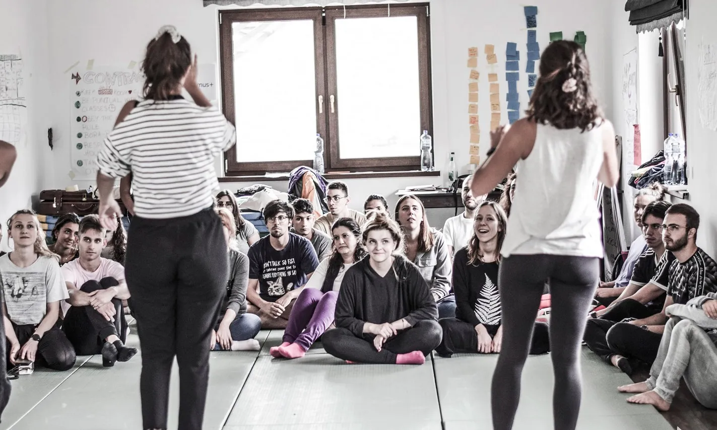 Participants en un dels tallers de teatre del projecte ACTinYOUth.