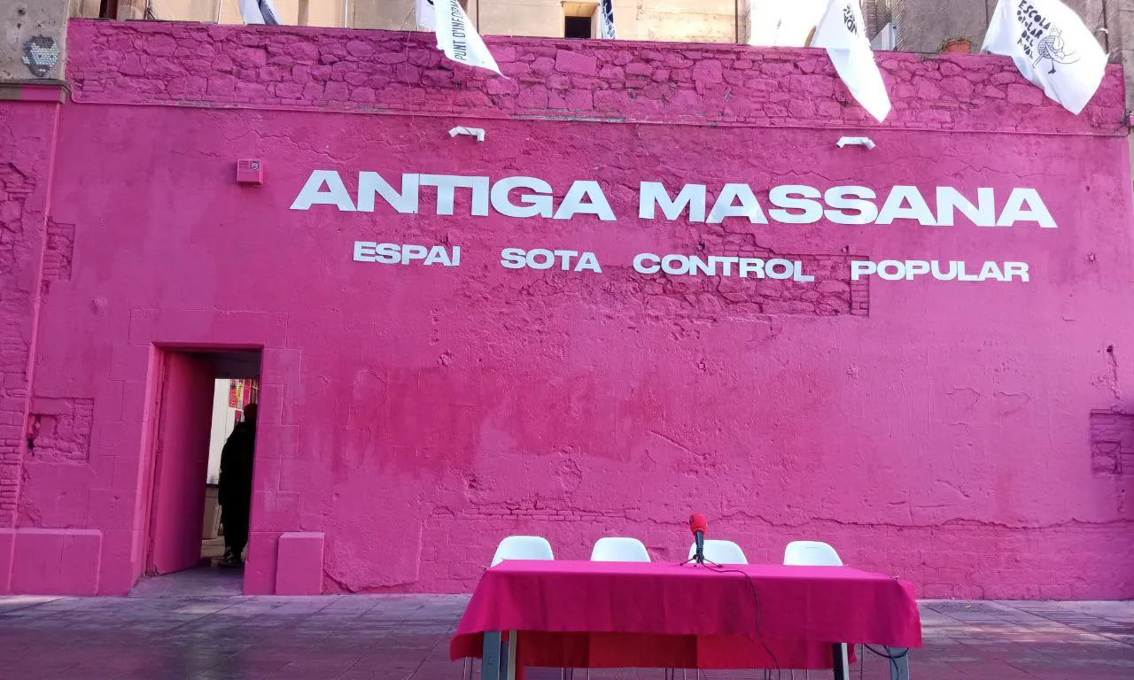 L'espai de la xarxa d'aliments de l'Antiga Escola Massana abans d'una roda de premsa.